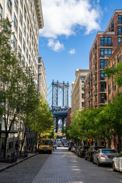 New York, Amerikai Egyesült Államok. 2019. május 10. Csodálatos kilátás nyílik a Manhattan-hídra Brooklyn keskeny utcájából.. - Fotó, kép