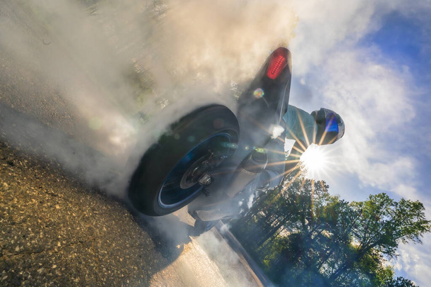 Афроамериканець їздить на мотоциклі на асфальті протягом літнього дня. - Фото, зображення