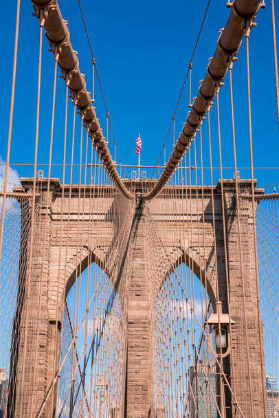 Close up view of the Brooklyn bridge with a Manhattan island view in the background. - Фото, изображение