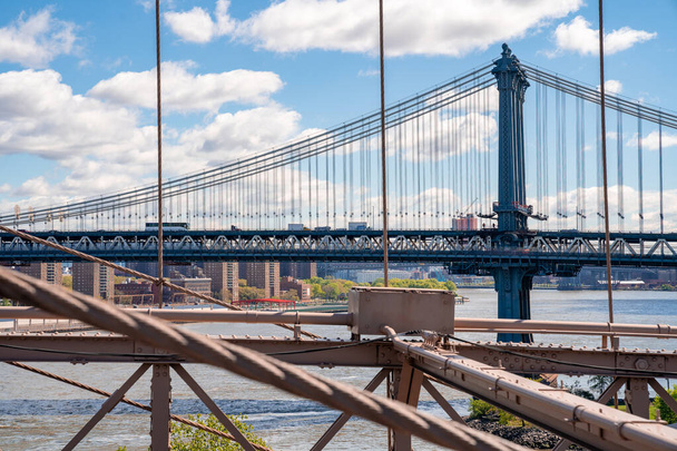 New York, USA. May 10, 2019.  Terrific view of the Manhattan bridge from the Brooklyn bridge. - Foto, afbeelding