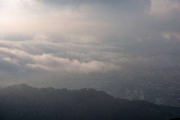 Tengeri felhő borítja Georgetown-t ködös reggelen. Kilátás Penang Hillből. - Fotó, kép