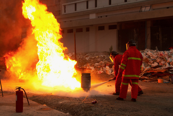 Пожежники в дії після вибуху газу
 - Фото, зображення