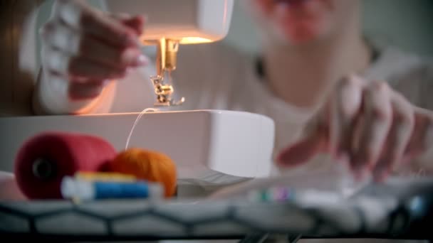 Νεαρή γυναίκα σχεδιαστής βάζοντας καρφίτσες στο εσωτερικό του κατόχου - Πλάνα, βίντεο