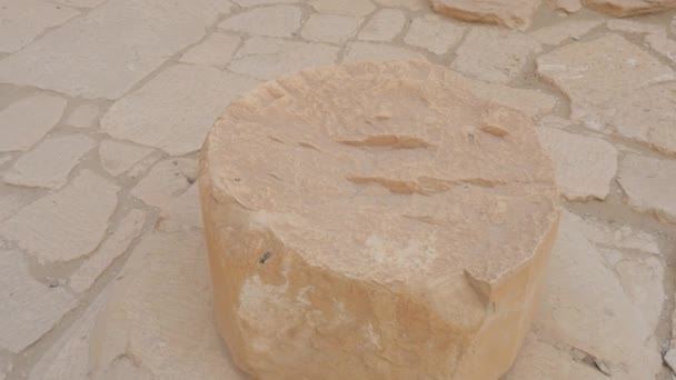 Close-up shot van verwoeste zuilen in de oude tempel - Video