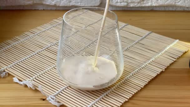 leche al horno en un hermoso vaso sobre una mesa de madera
 - Imágenes, Vídeo