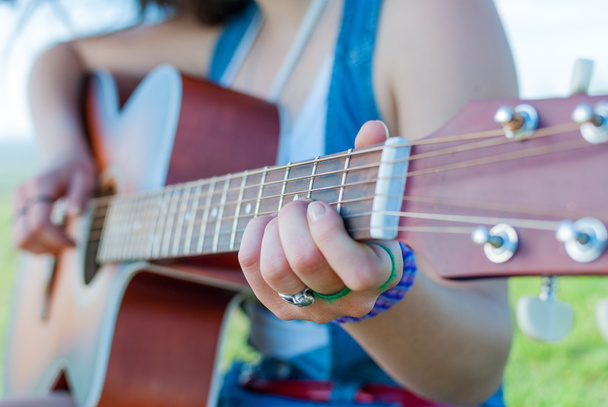 girl playing the guitar - Foto, immagini