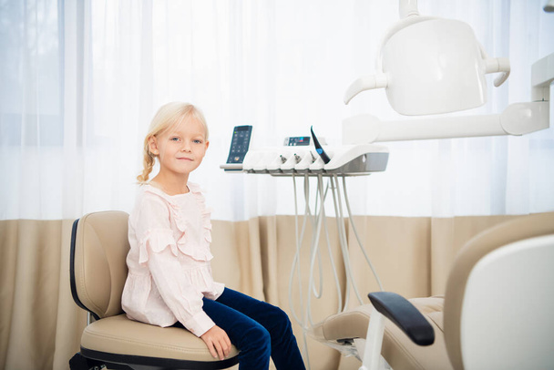 Маленька дівчинка в стоматологічному кабінеті. Діти відвідують концепцію стоматологів. Концепція охорони зубів
 - Фото, зображення