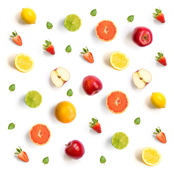 Muster mit Grapefruit, Erdbeere, Limette, Zitrone und Apfel. Tropisch abstrakter Hintergrund. Grapefruit, Erdbeere, Limette, Zitrone und Apfel auf weißem Hintergrund. - Foto, Bild