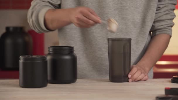 Het serveren van een portie eiwit poeder en creatine in de Shaker fles - Video