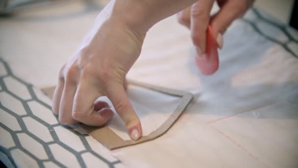 Девушка швея делает отметины с помощью мыла и формы
 - Кадры, видео