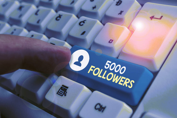 Écriture manuscrite de texte 5000 abonnés. Concept signifiant le nombre d'individus qui suivent quelqu'un sur Instagram
. - Photo, image