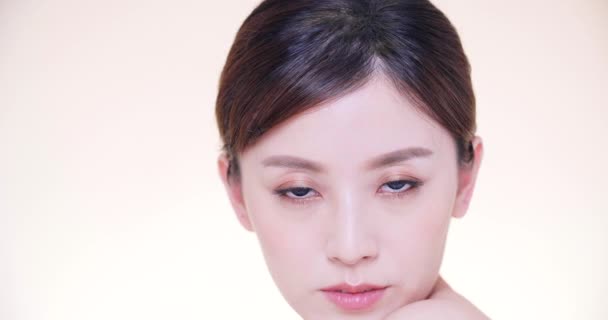 closeup ασιατική νεαρή ομορφιά με καθαρό φρέσκο δέρμα - Πλάνα, βίντεο