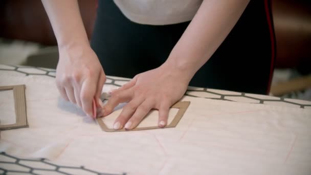 Молодая женщина швея делает отметины с помощью мыла и формы в помещении
 - Кадры, видео