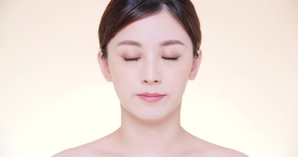 closeup ασιατική νεαρή ομορφιά με καθαρό φρέσκο δέρμα - Πλάνα, βίντεο