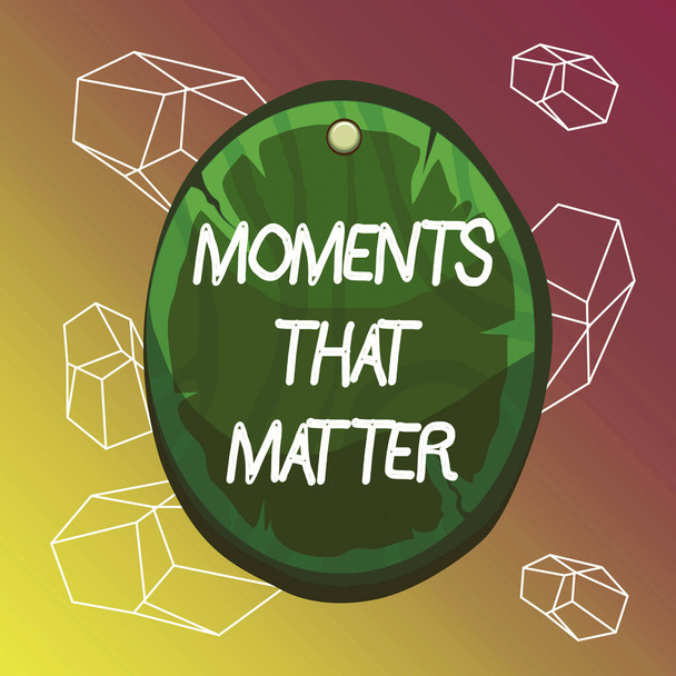 Píšu text Moments That Matter. Obchodní koncept pro smysluplné pozitivní šťastný nezapomenutelné důležité časy Oválná deska zaoblené připíchnuté dřevěné desky kruh ve tvaru dřeva přibité pozadí. - Fotografie, Obrázek