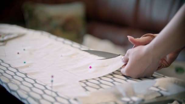 Jeune femme couturière coupant le tissu suivant les marques de savon
 - Séquence, vidéo