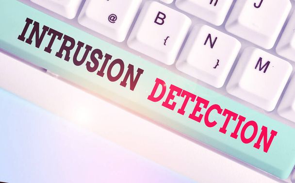 Handschrift tekst schrijven Intrusion Detection. Concept betekent monitort een netwerk of systemen voor kwaadaardige activiteiten. - Foto, afbeelding