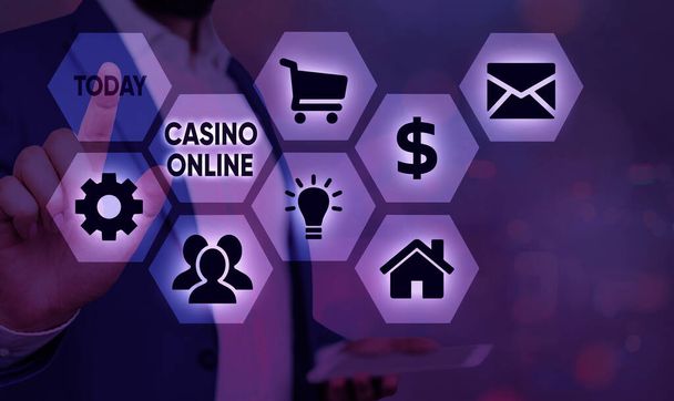 Tekstbord toont Casino online. Conceptuele foto gokkers kunnen spelen en inzetten op casino games via online. - Foto, afbeelding