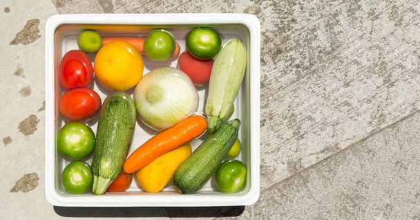 Obst und Gemüse waschen in Seifenwasser zur Coronavirus-Desinfektion. - Foto, Bild