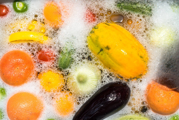 Obst und Gemüse waschen in Seifenwasser zur Coronavirus-Desinfektion. - Foto, Bild