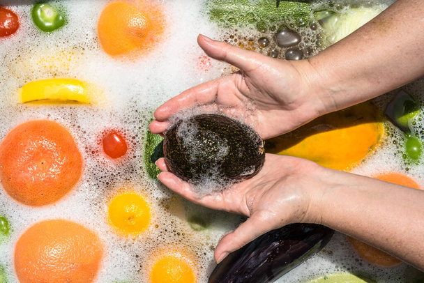 Мытье фруктов и овощей в мыльной воде для дезинфекции коронавируса
. - Фото, изображение