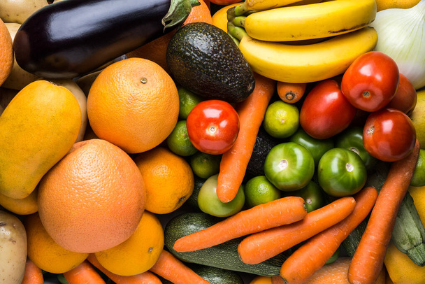 Вид зверху різні свіжі фрукти та овочі органічні на стільниці
 - Фото, зображення