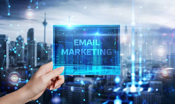 Geschäftsmann drückt Taste E-Mail Marketing auf virtuellen Bildschirmen. Business, Technologie, Internet und Netzwerkkonzept. - Foto, Bild