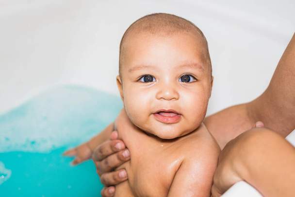 Adorável menino tomando um banho com a mãe
 - Foto, Imagem
