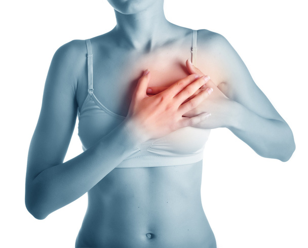 acute pijn in de borst van een vrouw. vrouwelijke hand houden spot van borst-ache - Foto, afbeelding