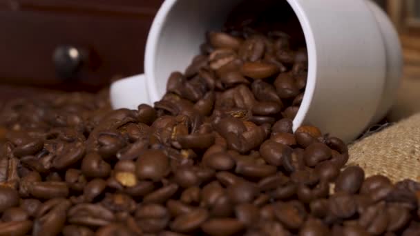 Kaffeebohnen und weiße Kaffeetasse - Filmmaterial, Video