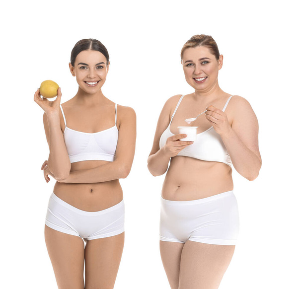 Надмірна вага і струнка жінка зі здоровою їжею на білому тлі. Концепція втрати ваги
 - Фото, зображення