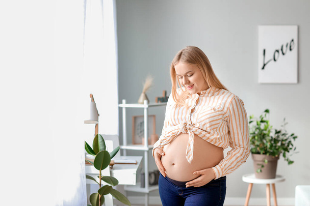 Schöne schwangere Frau zu Hause - Foto, Bild