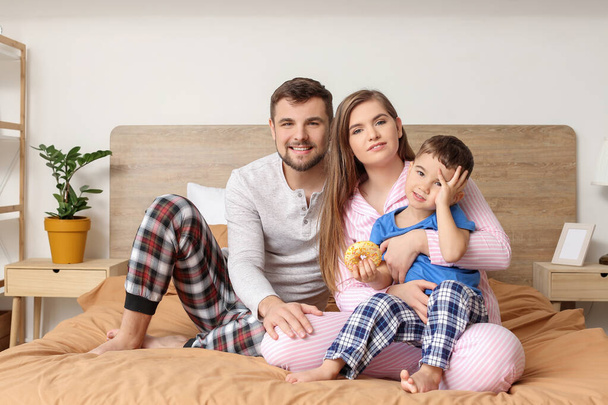 Портрет счастливой семьи в спальне
 - Фото, изображение