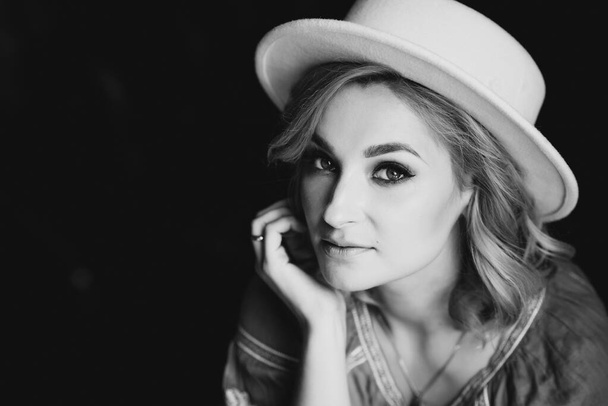 Beautiful stylish elegant model blonde girl in a white hat black-and-white portrait.. - Foto, afbeelding