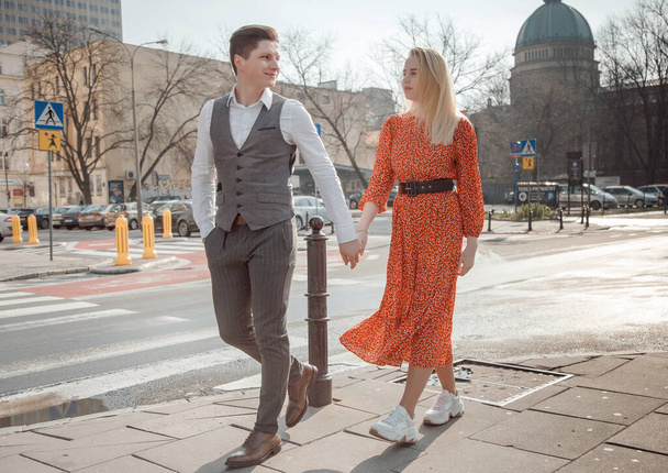 Euroopan kaupunkeja kiertävä nuori pariskunta. Rakkaustarina Varsovassa. Mies tytön kanssa kävelee kaupungin kaduilla.
 - Valokuva, kuva