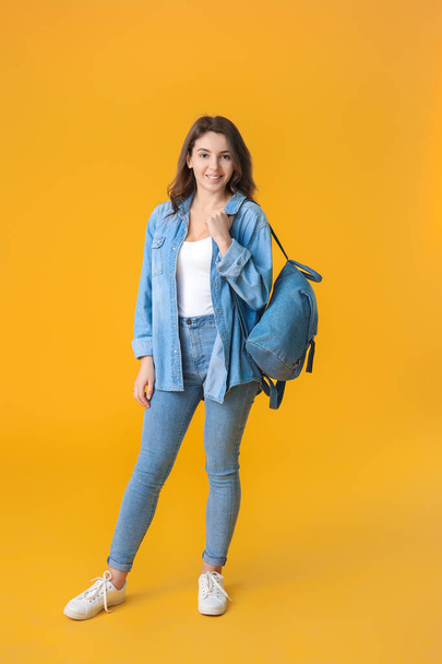 Schöne Studentin auf farbigem Hintergrund - Foto, Bild