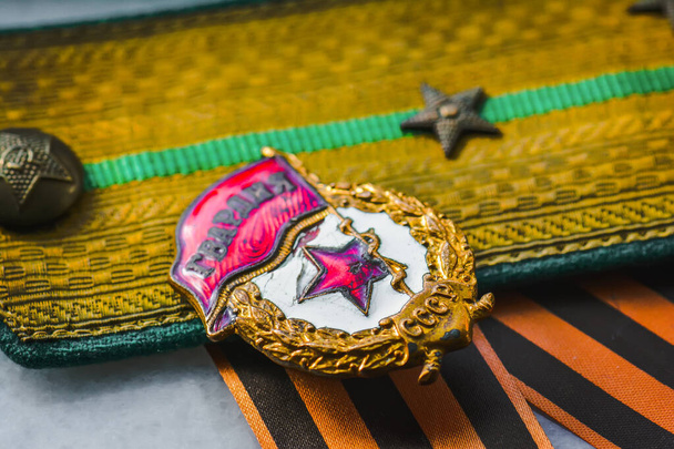 Medal and epaulettes of a ussr soldier of the Second World war, victory day background - Foto, imagen