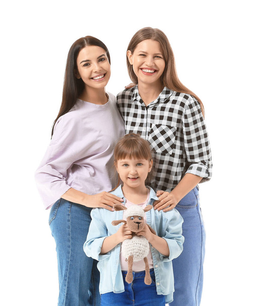 Glückliches lesbisches Paar mit wenig Adoptivmädchen auf weißem Hintergrund - Foto, Bild