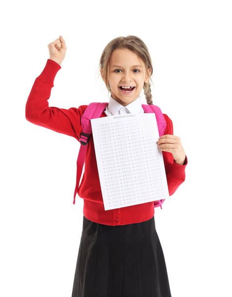 Uczeń z arkuszem odpowiedzi do testu szkolnego na białym tle - Zdjęcie, obraz