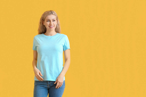 Kobieta w stylowej koszulce na tle koloru - Zdjęcie, obraz