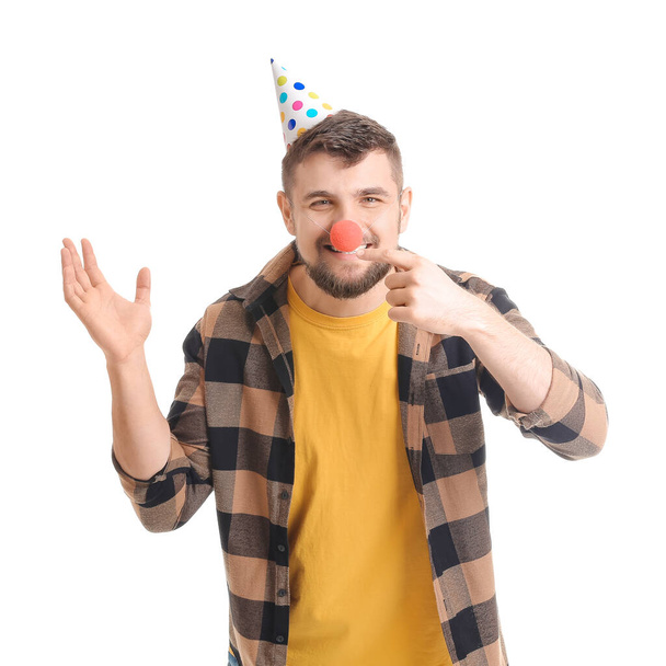 Hezký muž slaví narozeniny na bílém pozadí - Fotografie, Obrázek