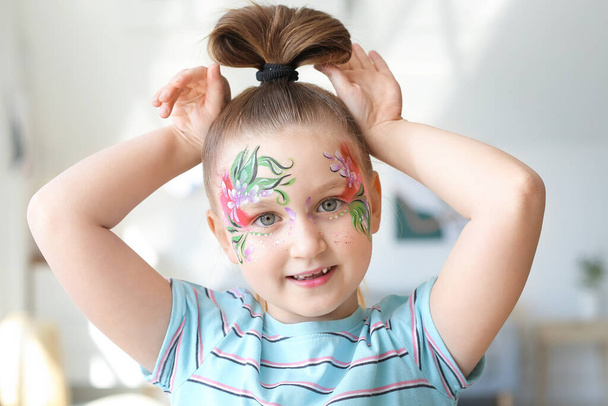 Zabawna dziewczynka z malowaniem twarzy w domu. - Zdjęcie, obraz