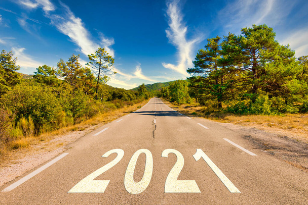 Έναρξη του νέου έτους 2021. Ο αριθμός 2021 σε έναν άδειο επαρχιακό δρόμο σε ένα όμορφο τοπίο. Πρωτοχρονιάτικες έννοιες - Φωτογραφία, εικόνα
