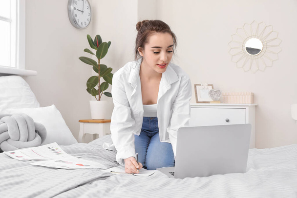 gyönyörű fiatal nő dolgozik laptop otthon - Fotó, kép