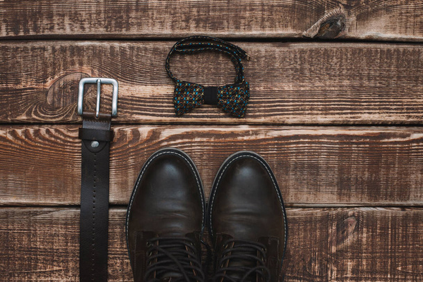 día del padre con accesorios para hombre cinturón y pajarita y zapatos de cuero sobre un fondo de madera. Copiar espacio. Puesta plana
. - Foto, imagen