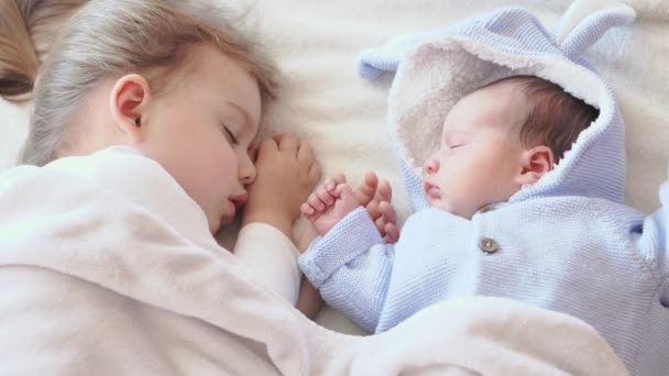 Zwei Schwestern, Babys auf dem Bett schlafend. Konzept: süße Träume - Filmmaterial, Video
