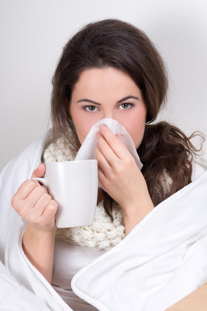 mujer enferma con taza de té y pañuelo - Foto, imagen