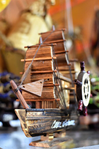 Galion miniature artisanal en bois verni
 - Photo, image