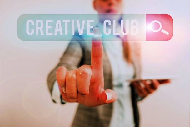 Note d'écriture montrant Creative Club. Photo d'affaires montrant une organisation qui simule l'intérêt pour les idées créatives
. - Photo, image