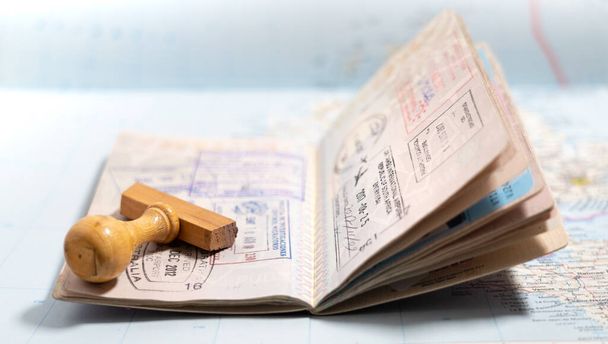 Страницы паспортов с большим количеством визовых марок. - Фото, изображение